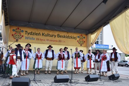 Piąty dzień Tygodnia Kultury Beskidzkiej w Wiśle - występy na małej estradzie na Pl. B. Hoffa - Zespół Dudoski z Międzyrzecza Górnego